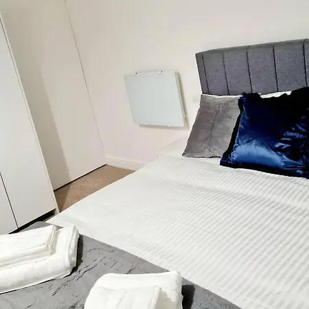 Cosy Luxurious 3 Bedroom House, Free Parking, Free Wifi, Private Garden, Free Netflix Havering Exterior photo
