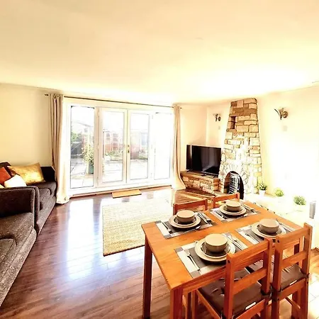 Cosy Luxurious 3 Bedroom House, Free Parking, Free Wifi, Private Garden, Free Netflix Havering Exterior photo