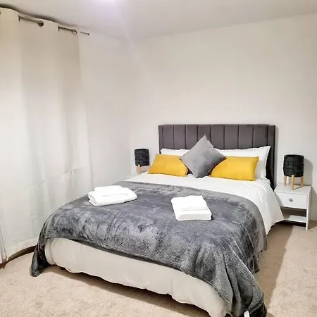 Cosy Luxurious 3 Bedroom House, Free Parking, Free Wifi, Private Garden, Free Netflix Havering Exterior photo