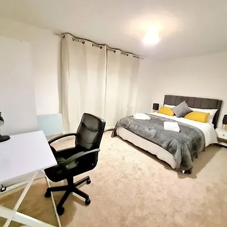 Cosy Luxurious 3 Bedroom House, Free Parking, Free Wifi, Private Garden, Free Netflix Havering Exterior photo
