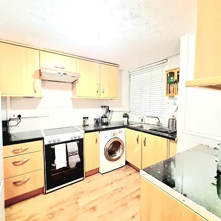 Cosy Luxurious 3 Bedroom House, Free Parking, Free Wifi, Private Garden, Free Netflix Havering Exterior photo