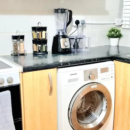Cosy Luxurious 3 Bedroom House, Free Parking, Free Wifi, Private Garden, Free Netflix Havering Exterior photo