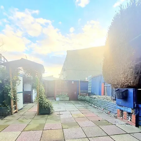 Cosy Luxurious 3 Bedroom House, Free Parking, Free Wifi, Private Garden, Free Netflix Havering Exterior photo