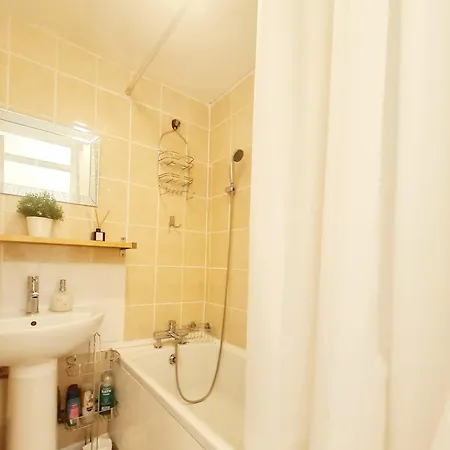 Cosy Luxurious 3 Bedroom House, Free Parking, Free Wifi, Private Garden, Free Netflix Havering Exterior photo