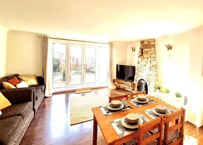 Cosy Luxurious 3 Bedroom House, Free Parking, Free Wifi, Private Garden, Free Netflix