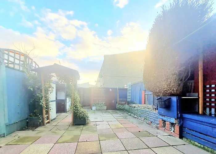Cosy Luxurious 3 Bedroom House, Free Parking, Free Wifi, Private Garden, Free Netflix