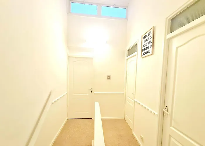 Cosy Luxurious 3 Bedroom House, Free Parking, Free Wifi, Private Garden, Free Netflix