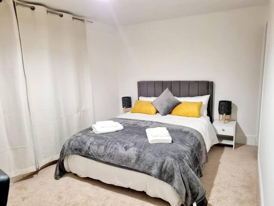 Cosy Luxurious 3 Bedroom House, Free Parking, Free Wifi, Private Garden, Free Netflix