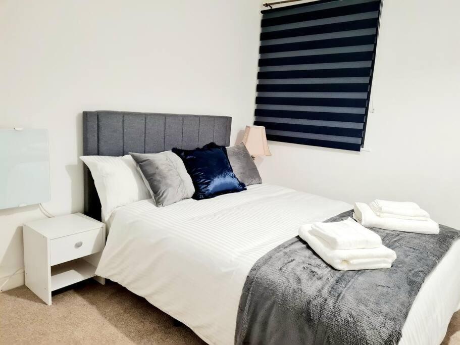 Apartment Cosy Luxurious 3 Bedroom House, Free Parking, Free Wifi, Private Garden, Free Netflix Havering