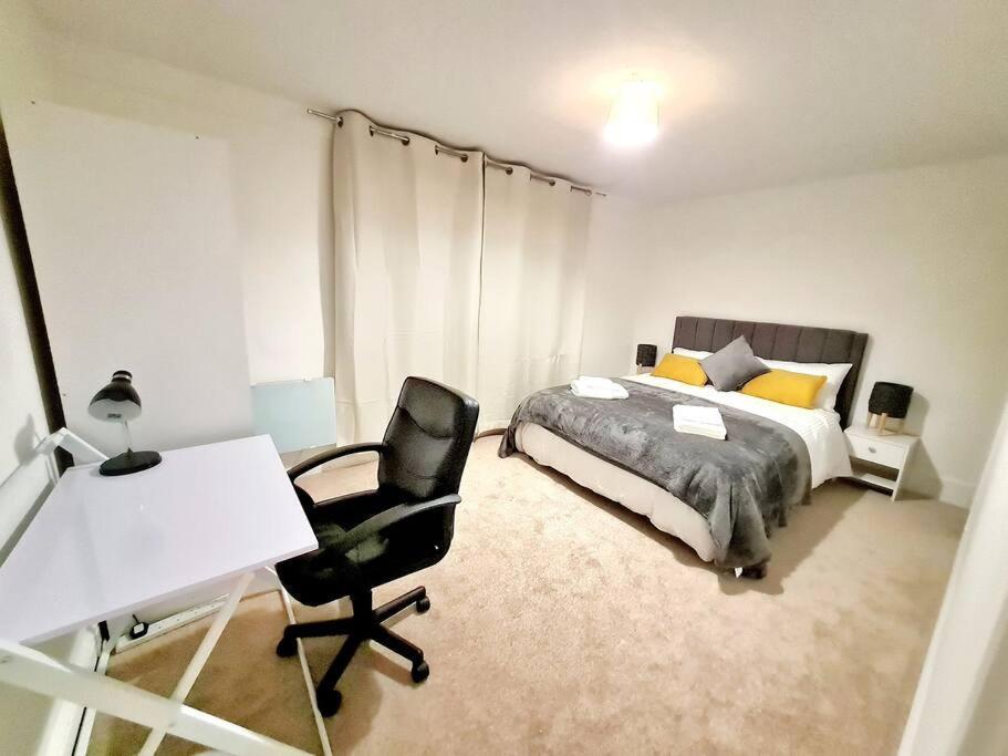 Cosy Luxurious 3 Bedroom House, Free Parking, Free Wifi, Private Garden, Free Netflix * Havering