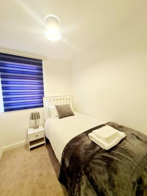 Cosy Luxurious 3 Bedroom House, Free Parking, Free Wifi, Private Garden, Free Netflix Apartment Havering