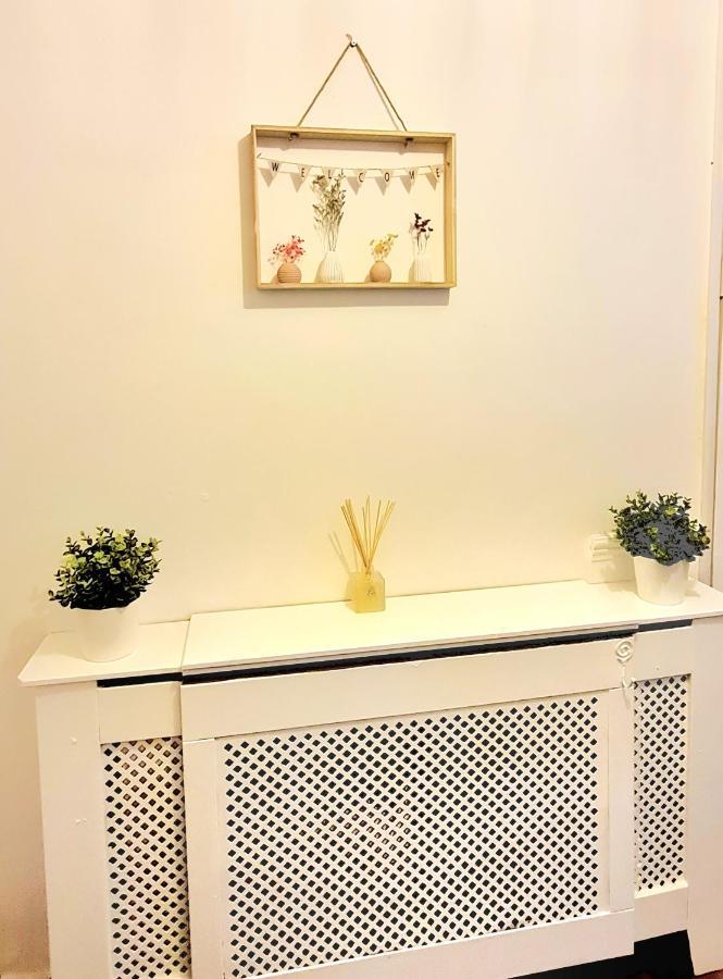 Cosy Luxurious 3 Bedroom House, Free Parking, Free Wifi, Private Garden, Free Netflix Apartment *