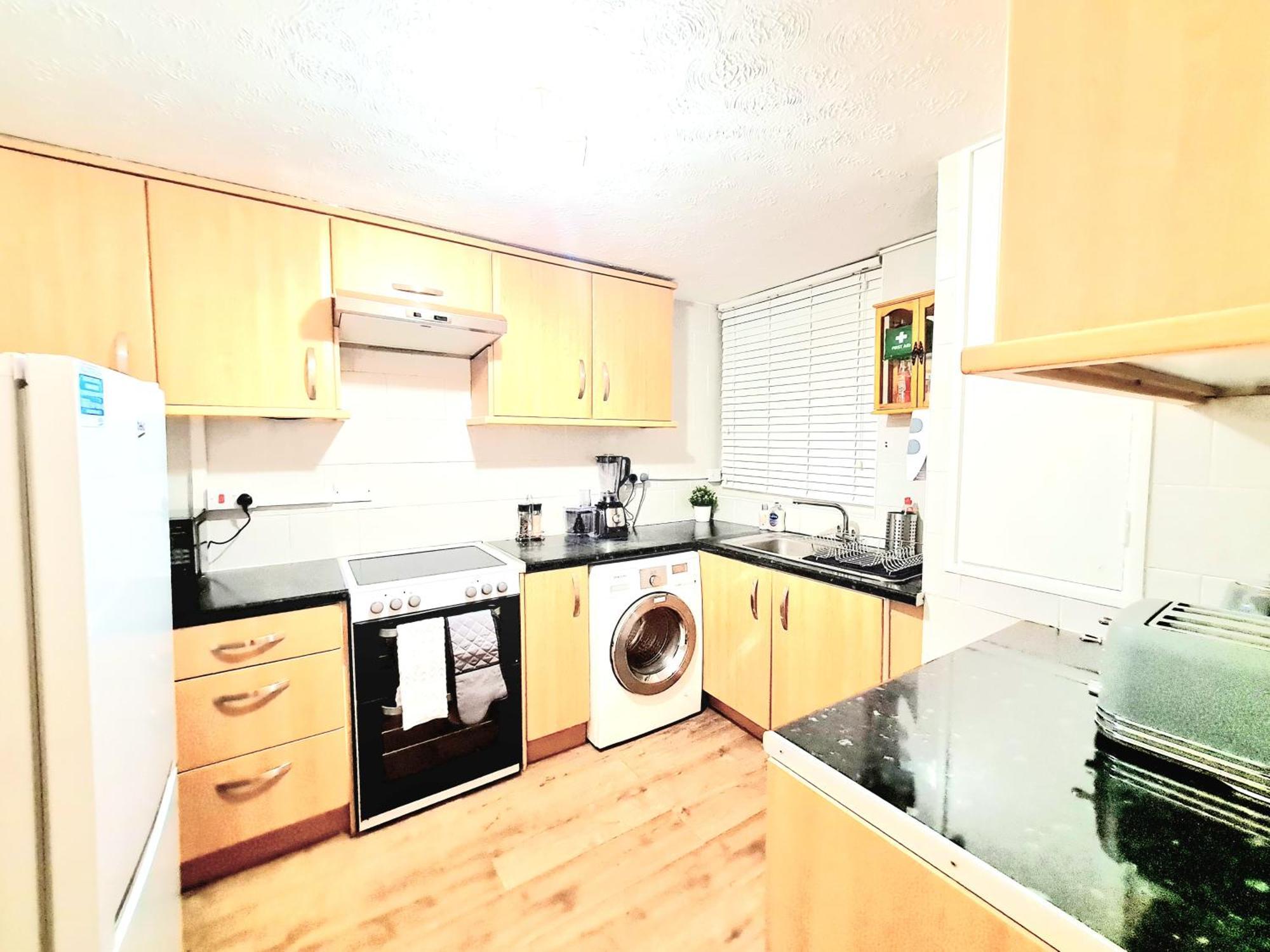Cosy Luxurious 3 Bedroom House, Free Parking, Free Wifi, Private Garden, Free Netflix Apartment Havering