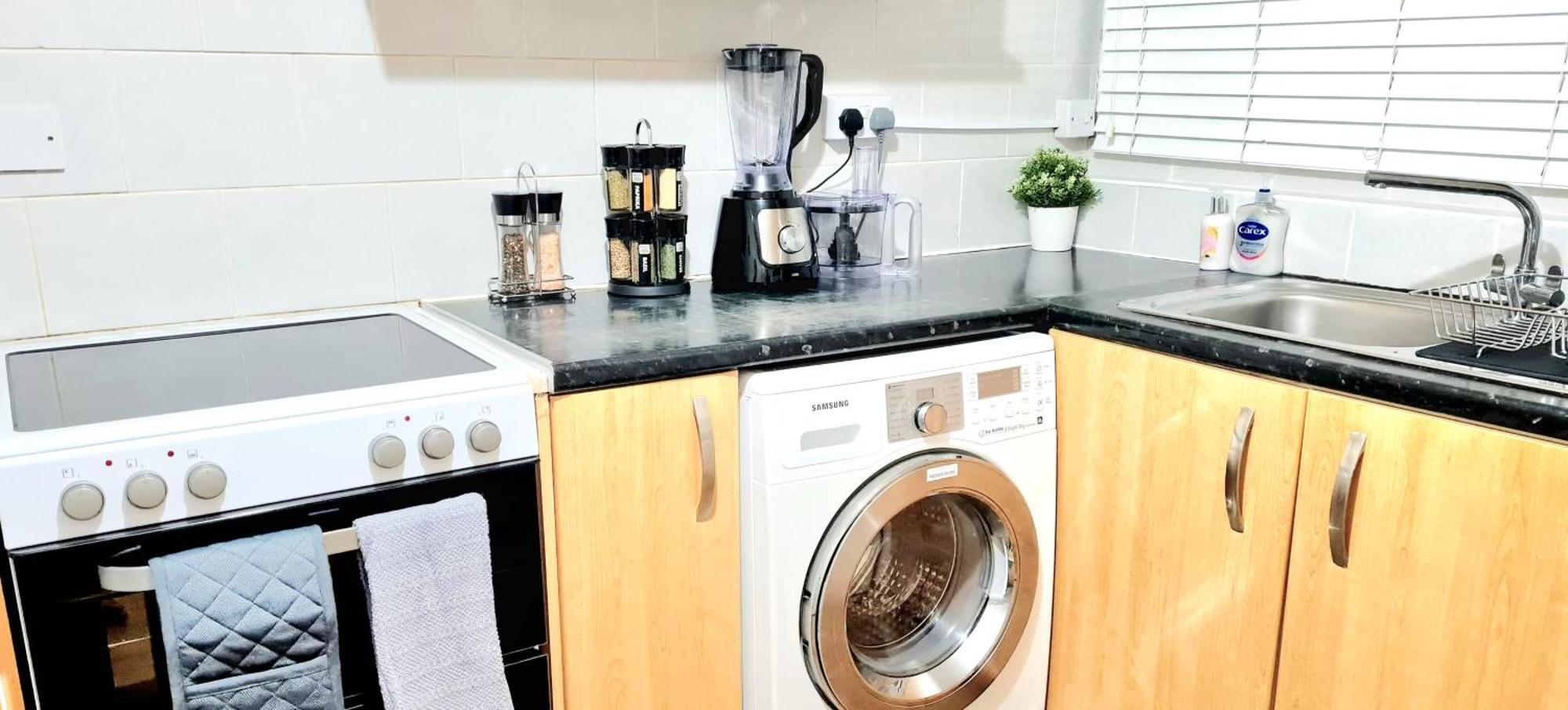 Cosy Luxurious 3 Bedroom House, Free Parking, Free Wifi, Private Garden, Free Netflix *