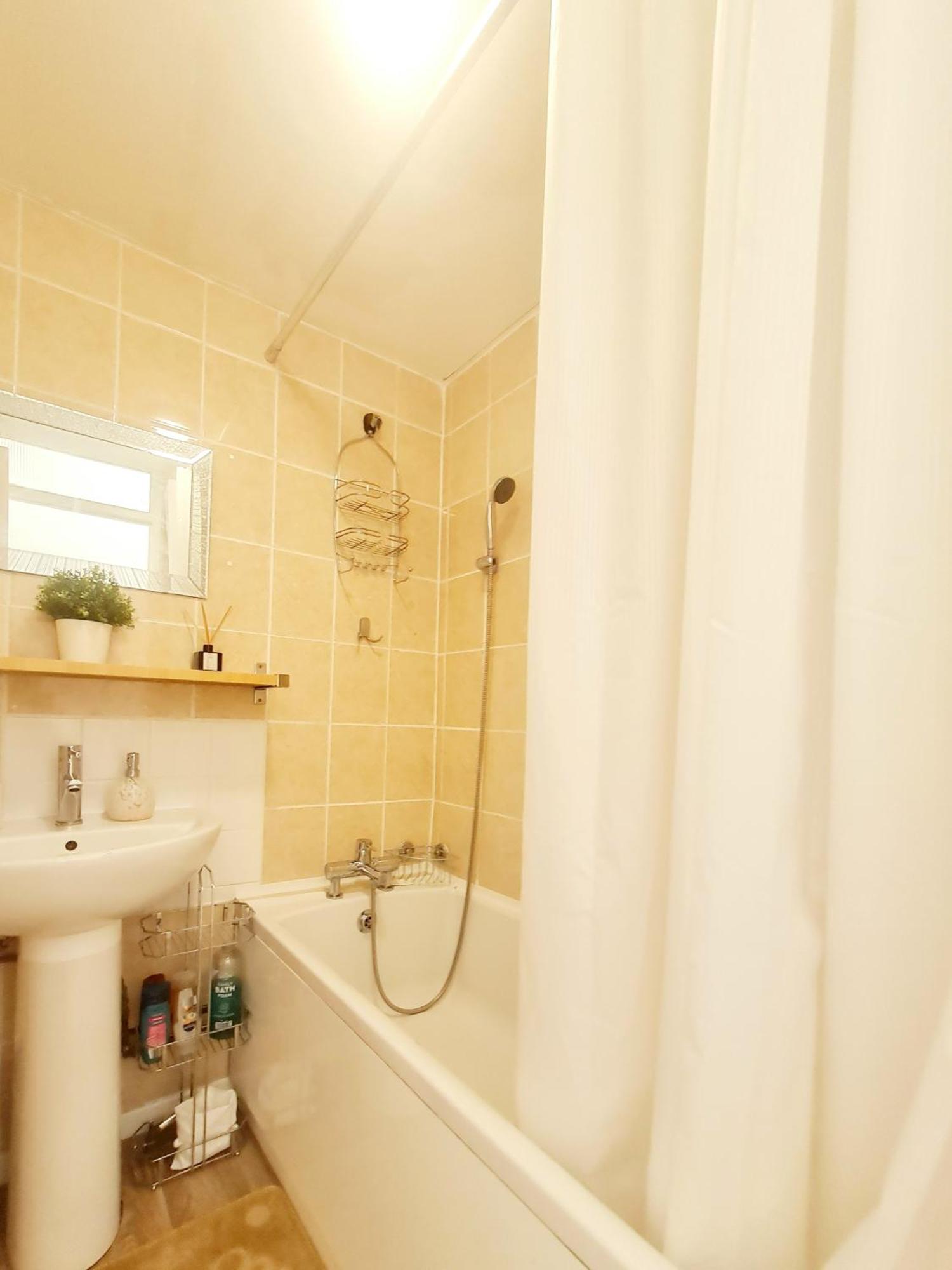 Cosy Luxurious 3 Bedroom House, Free Parking, Free Wifi, Private Garden, Free Netflix * Havering
